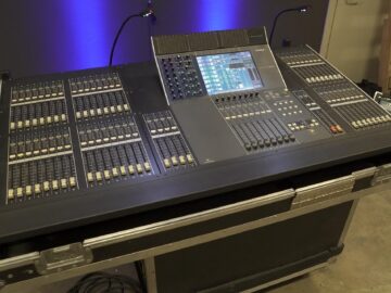 YAMAHA M7CL 48 with AIS flight case