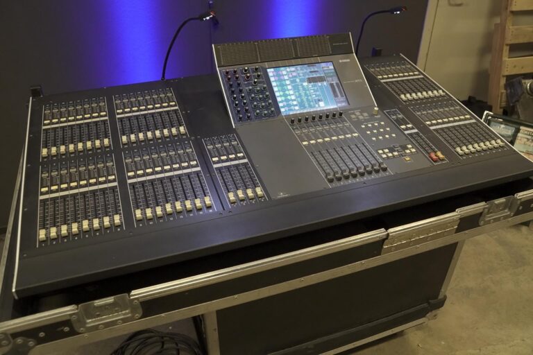 YAMAHA M7CL 48 with AIS flight case