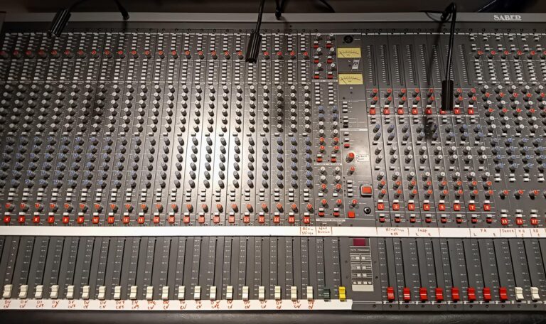Allen & Heath Saber Series GL3 24 Mixerbord