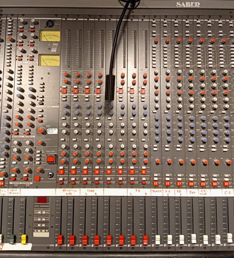 Allen & Heath Saber Series GL3 24 Mixerbord - Image 3