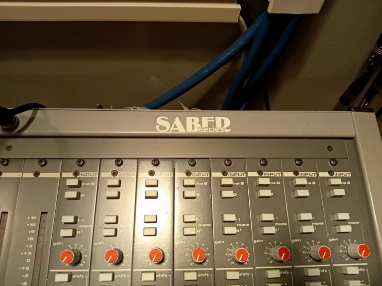 Allen & Heath Saber Series GL3 24 Mixerbord - Image 2