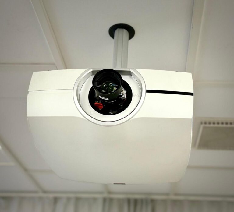Barco PGWU-62L projector - Image 2