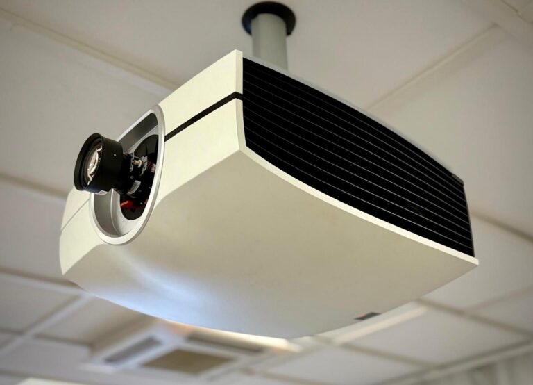 Barco PGWU-62L projector