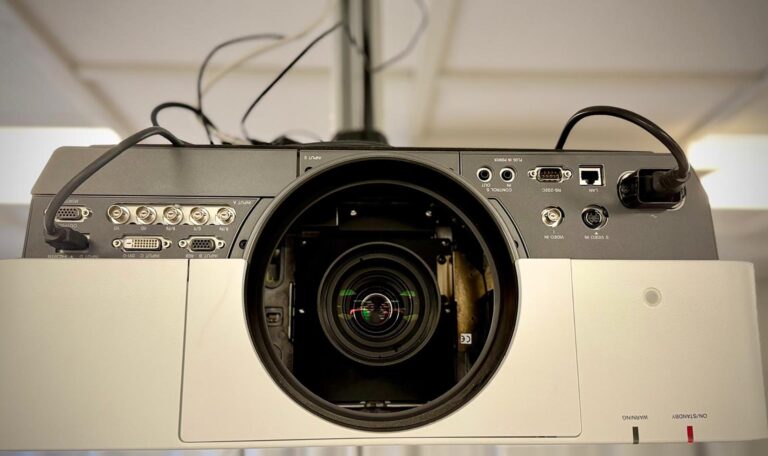 Sony VPL-FHZ700L projector - Image 2